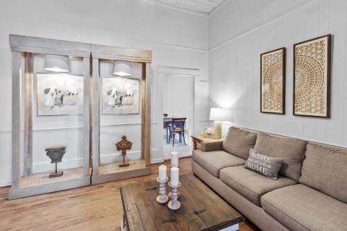 Mooringsport House | Historic Charming Ivy House, Blocks From Caddo