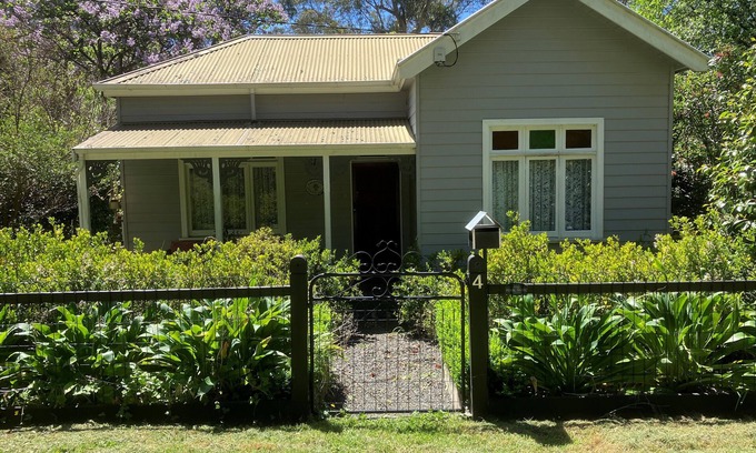 Warburton Cottage | Historic Cottage 4 Riverside Dve. Pet friendly, flat fenced yard on the River.