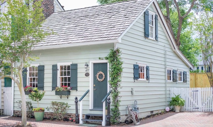Historic District - North Cottage | Historic Cottage c.1820, Private Parking, Close to River by Lucky Savannah