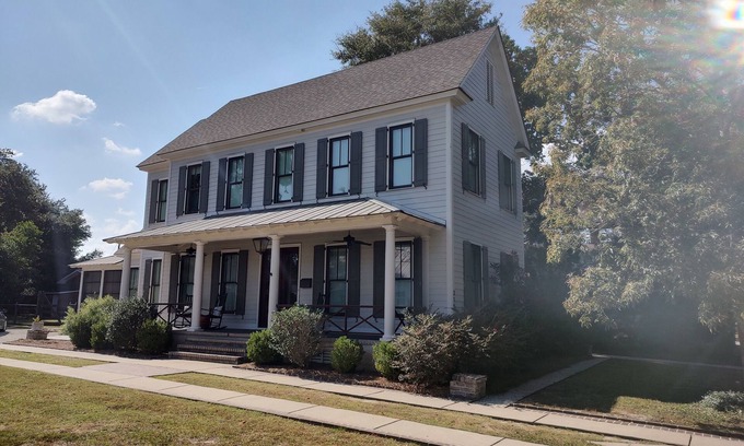 Georgetown House | Historic District in Georgetown SC! 4 bedrooms in the heart of town!