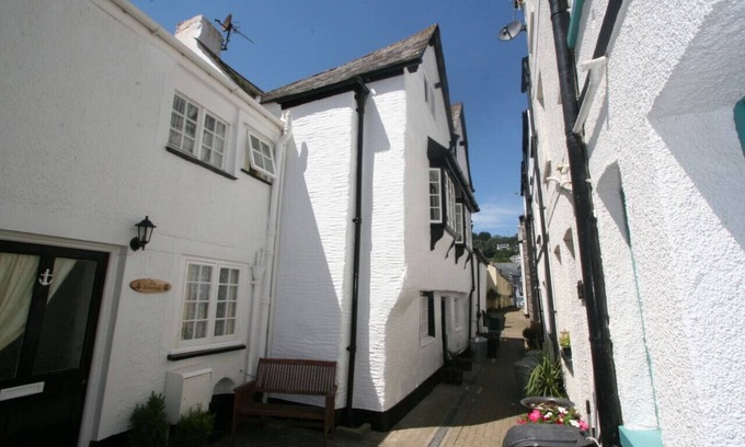 Looe House | Historic Elizabethan house very close to the beach