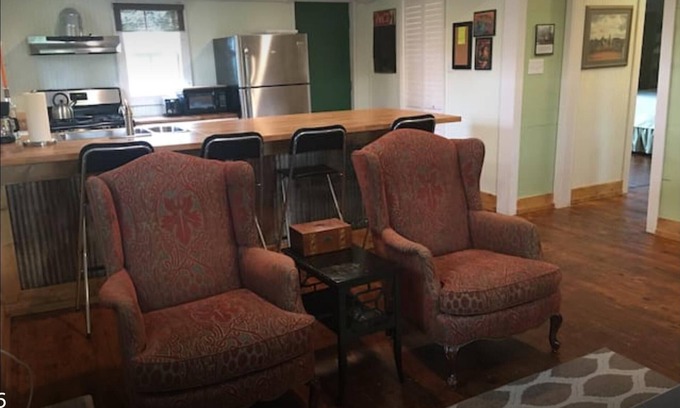 Marion House | Historic farmhouse D’Mem 7 Min, ❤️1 Pet free 2nd pet considered for fee