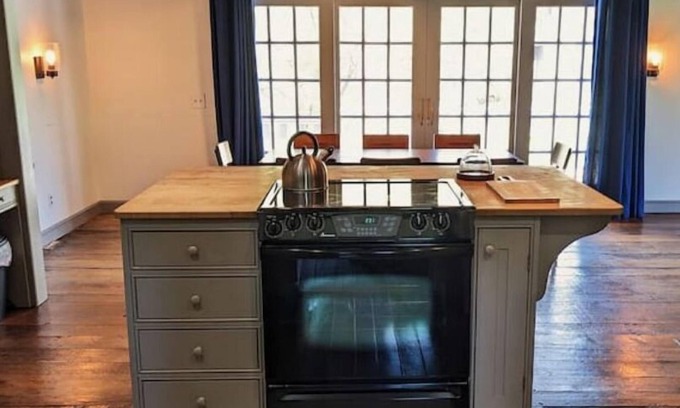 Dundee House | Historic Farmhouse with Gardens