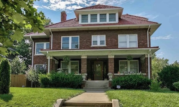 Southeast Omaha House | Historic Field Club Retreat Spacious Stay for 12