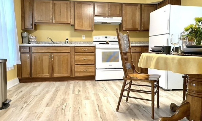 Carlinville House | Historic Home near Blackburn and Square - two king beds, washer/dryer, spacious