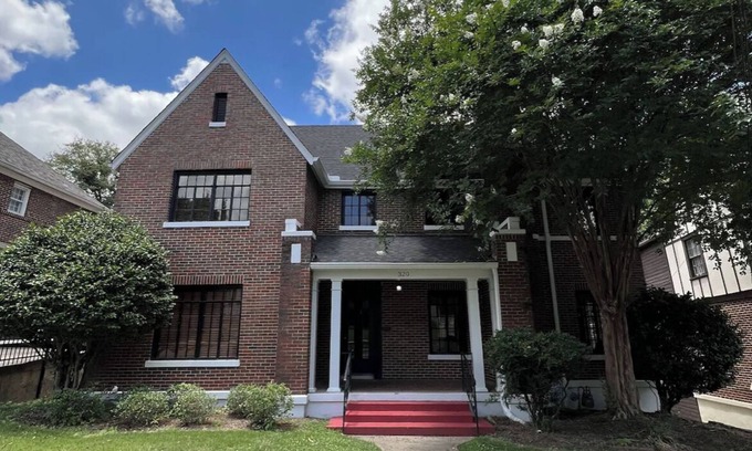 Tuscaloosa House | Historic Home, Parks 6 Cars, 2min walk to the Strip, then 10 min Stadium Stroll.
