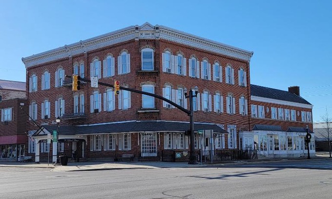 Port Clinton Apartment | Historic Island House CondoHotel-Suite3303 or Corner3306, Port Clinton
