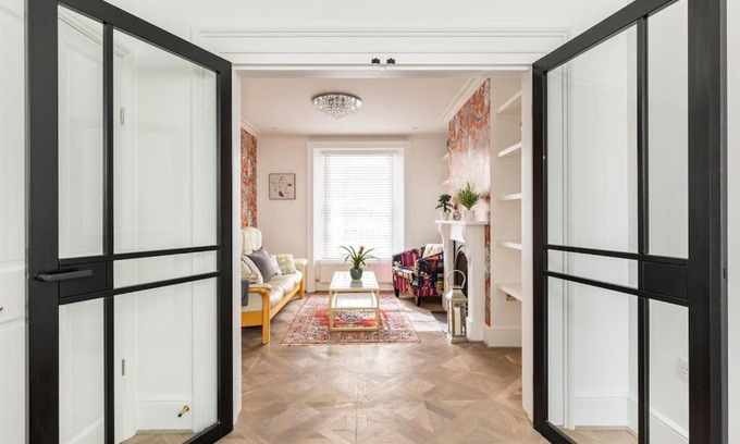 Warwick Villa | Historic Joseph Conrad House in Heart of London!