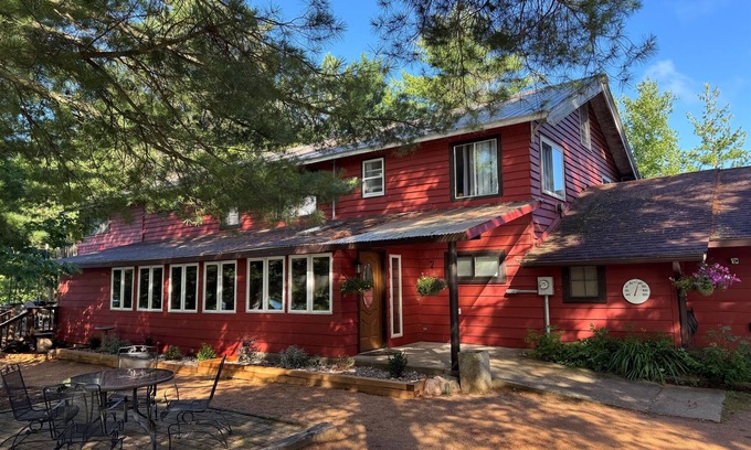 Tomahawk Cabin | Historic Lake Lodge | Peninsula Views | Laundry Room | Gourmet Kitchen + Beach