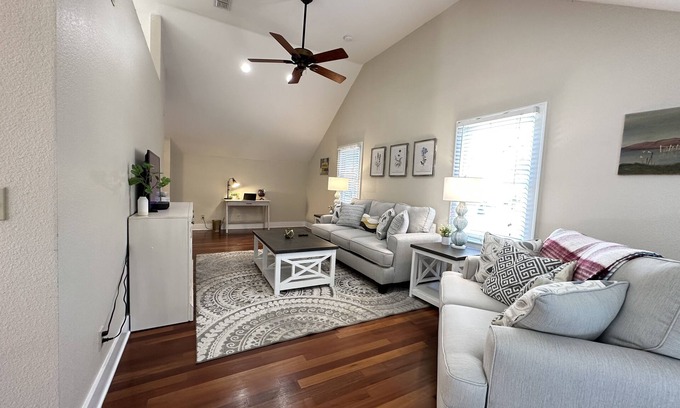 Southern Oaks House | Historic lakefront guesthouse