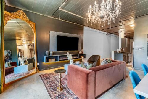 Castleberry Hill Apartment | Historic Loft At Mercedes-Benz King Bed FreeParking