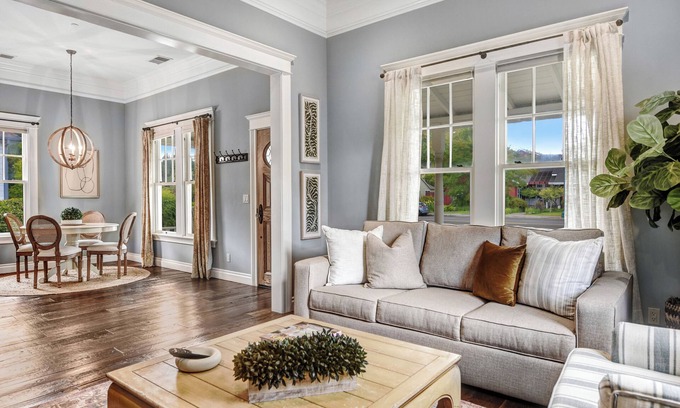 Sonoma House | Historic Luxury Bungalow 3 Blocks to Sonoma Plaza, Hot Tub & Bikes!