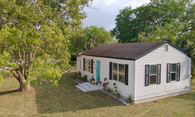 Sanford House | Historic Maximalist Bungalow in Downtown Sanford with office