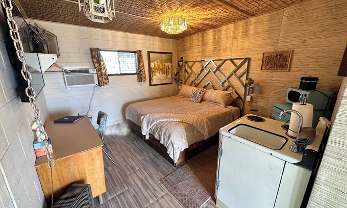 Tucson Hotel | Historic Motel Room in Tucson with WiFi, AC "Tropicana"