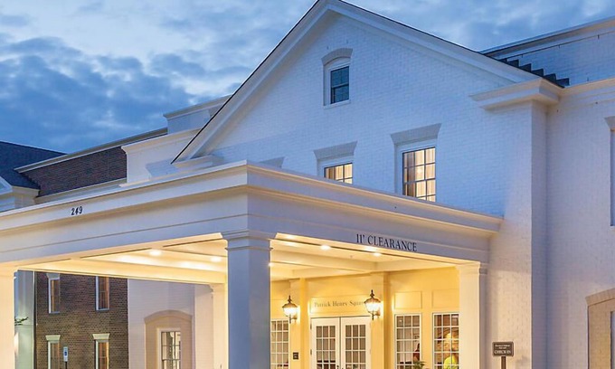 Williamsburg Resort | Historic Patrick Henry Square Resort