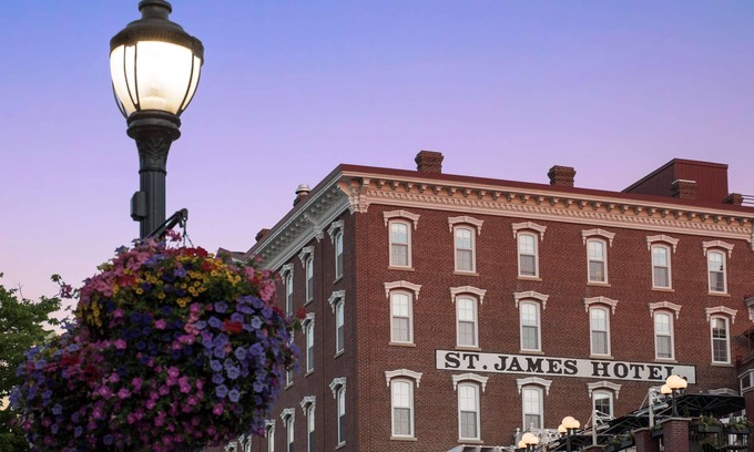 Red Wing Hotel | Historic Red Wing Lux Hotel, Whirlpool Room -Close to Dining-Museums-Art & More!