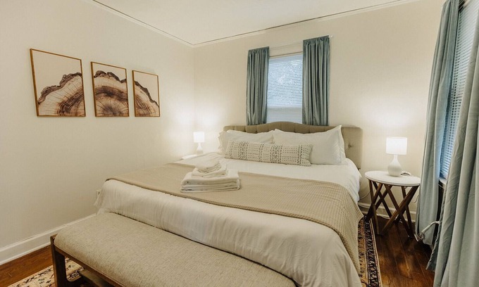 Cooper-Young Historic District House | Historic Revival King Bed Liberty Bowl Memphis 895