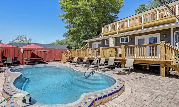 Eastside Condo | Historic Savannah Condo w/Outdoor Pool - 2bd+Bonus, Sleep 8. Walk to Everything!