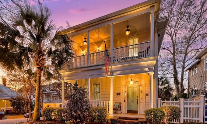 Columbia House | Historic Southern Beauty 4bed Charming Cola Home!