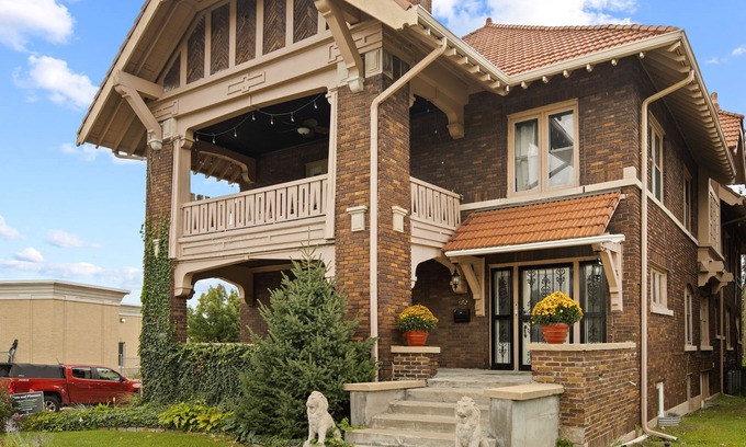 Near Northside House | Historic Space for Everyone!! 7 Bedrooms/10 bed/4.5 Bath, minutes from Downtown!