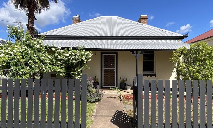 Central Mudgee Cottage | Historic Stone Cottage M - hotel linens - exceptional clean - 5min walk to town