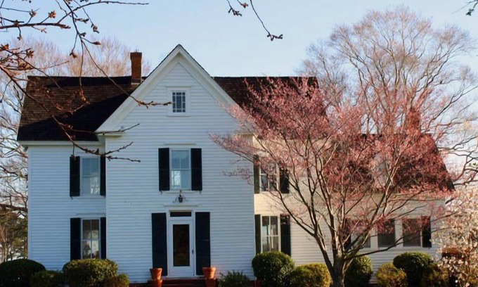 Onancock House | Historic Waterfront Farmhouse and Cottage