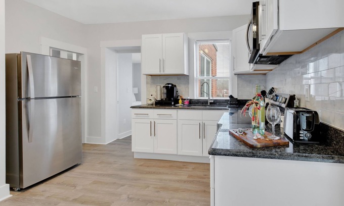 Mill River Apartment | Historic Wooster Square apt. Self check-in centralized location