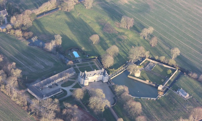 Fontenay-sur-Mer House | HIstoric XVII century castle in Normandy next to the sea