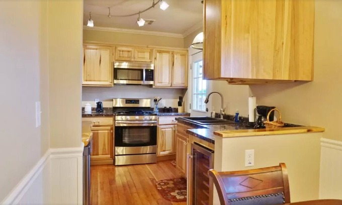 Williams House | Historical 3 bed/3 bath home 1/2 block from Rte 66 in Williams. City lic. #5360