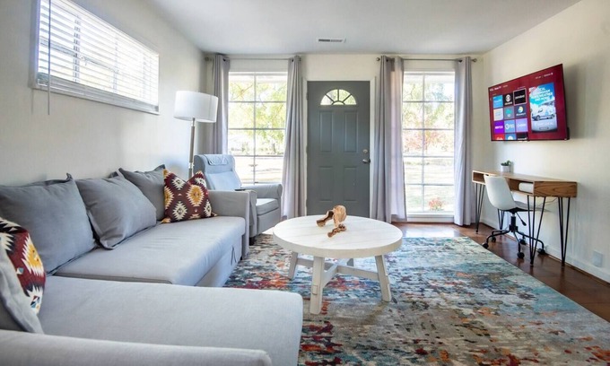 Crestline Heights House | Hoadley Home-Groups/Pets/Games/FastWiFi/Workspace