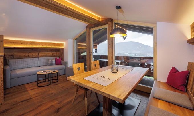 Ruhpolding Apartment | Hochfelln 65 sqm, balcony, kitchen, 1 bedroom, 1 bed-sitting room, WLAN, 4 pers