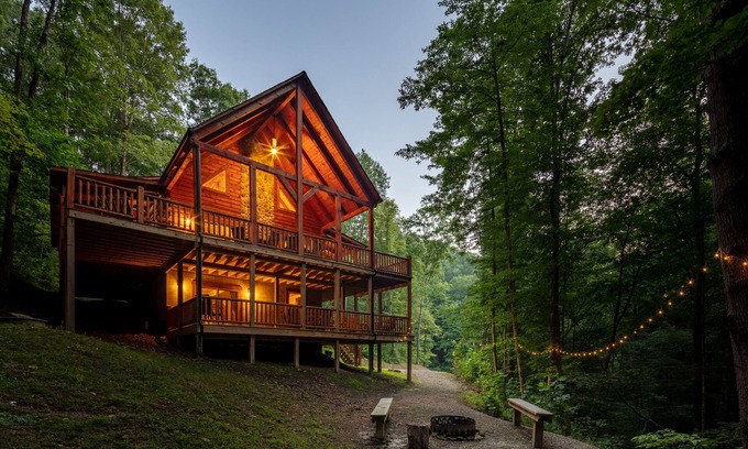 South Bloomingville Cabin | Hocking Hills Paradise! 🌿 Hot Tub ~ Near Caves ~ WiFi ~ Serene, Secluded 🌿
