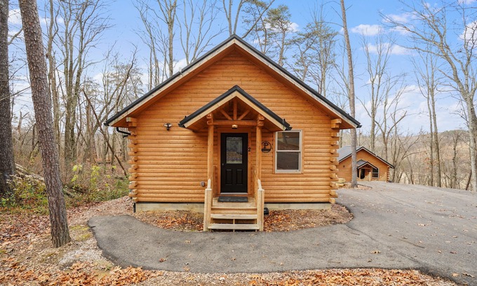 Logan House | Hocking Hills Cabin ~ The Pinot - Up to 6 Guests - Hot Tub-Firepit-Wifi