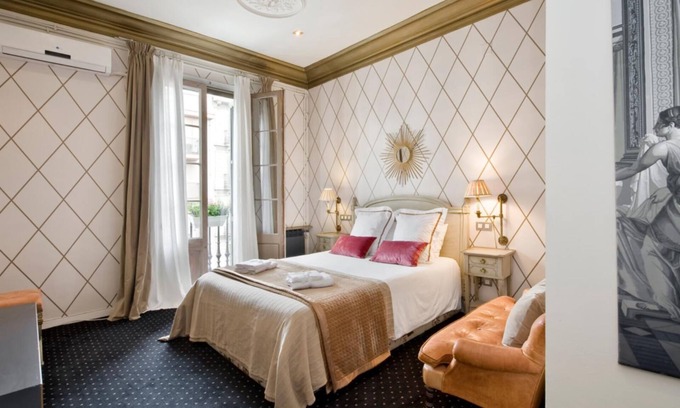 Dreta de l'Eixample Apartment | HoHomes Centric Entire Barcelonian Flat