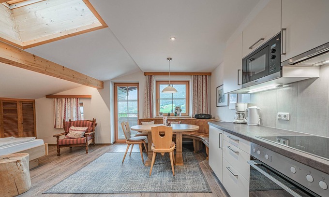 Schonbach Apartment | Holiday accommodation with balcony