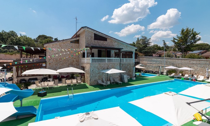 Cassano delle Murge House | Holiday Home "In Villa sulla Murgia Tre" with Shared Pool & Wi-Fi