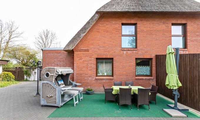 Wesselburener Deichhausen Apartment | Holiday Apartment "Nordlicht" in a Thatched House with Terrace and Wi-Fi