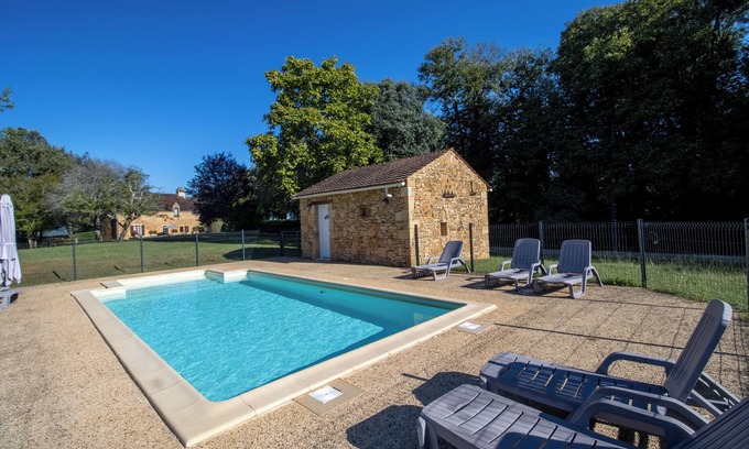Prats-de-Carlux House | Holiday Home 'Le Grand Pech' with Shared Pool, Private Terrace and Wi-Fi