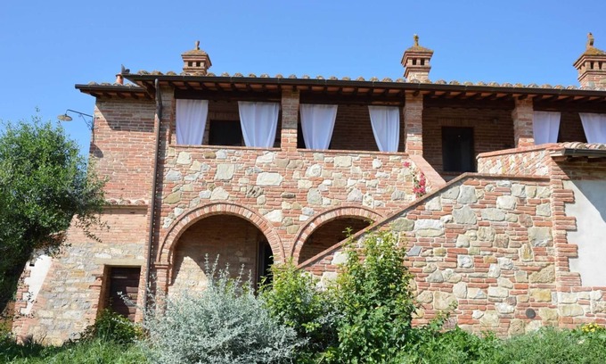 Castiglione del Lago Apartment | Holiday Apartment "Aria" with Shared Pool, Private Terrace & Wi-Fi