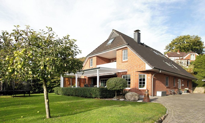 Burg Apartment | Holiday Apartment 'Kleine Nock' with Balcony and Wi-Fi