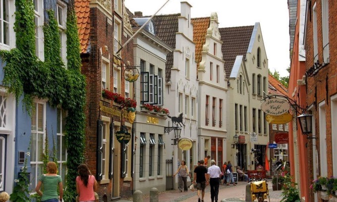 Leer Apartment | Holiday apartment, close to the old town in Leer, quiet, own terrace, WiFi, piano