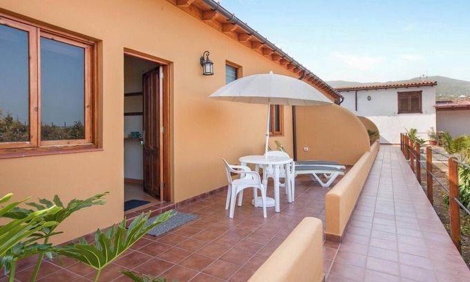 La Mancha House | Holiday Apartment "Casa Quemahierro 2" with Teide View, Pool and Garden
