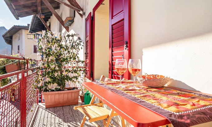 Borgo Valsugana Apartment | Holiday Apartment "Balconi Rossi Borgo Valsugana" with Mountain View, 2 Balconies & Wi-Fi