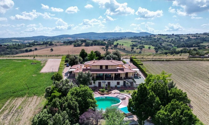 Gualdo Cattaneo Apartment | Holiday Apartment "Villa Rita - Lavanda" with Mountain View, Shared Pool & Wi-Fi
