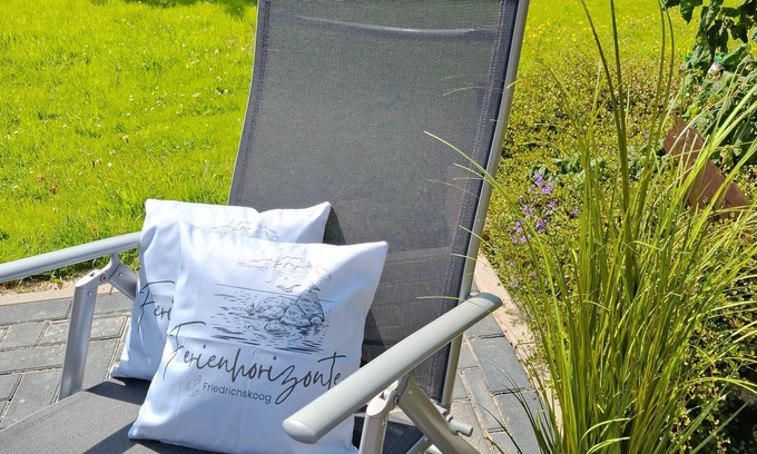 Friedrichskoog Apartment | Holiday Apartment 'Freiraum' with Private Terrace, Garden on the Canal, and Wi-Fi