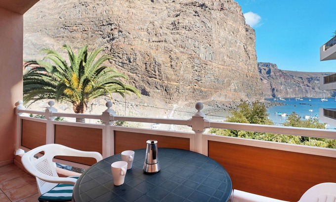 Vueltas Apartment | Holiday Apartment "Playita" with Sea View, Private Terrace & Wi-Fi