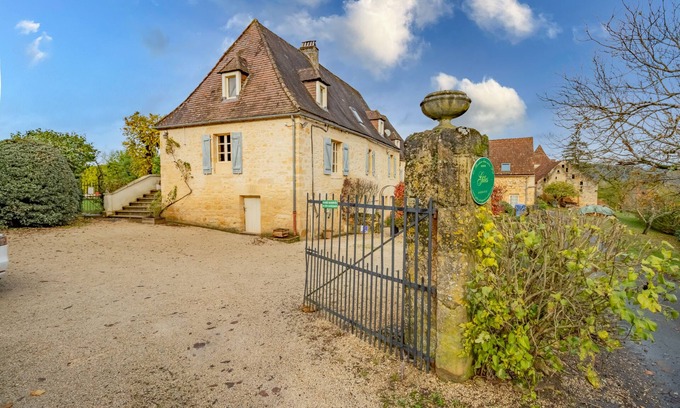 Sainte-Mondane Apartment | Holiday Apartment "Gite Les Milandes" with Shared Pool, Garden & Wi-Fi