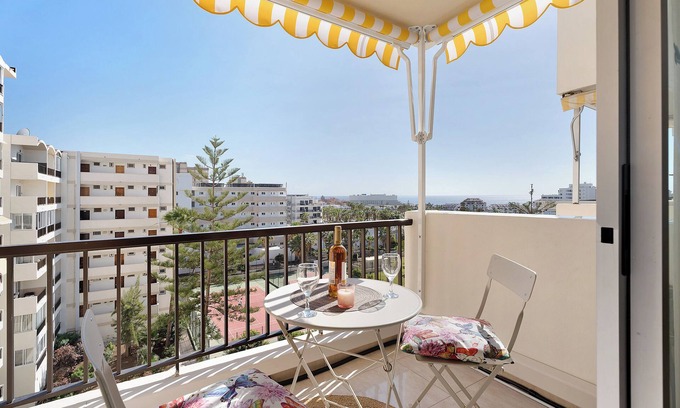 El Madronal Apartment | Holiday Apartment "Apto Svezda El Dorado" with Sea View, Shared Heated Pool & Wi-Fi