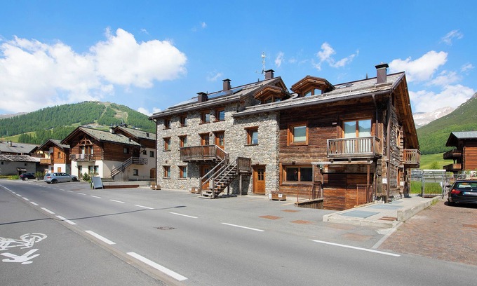 Livigno Apartment | Holiday Apartment Arcadia with Mountain View & Wi-Fi