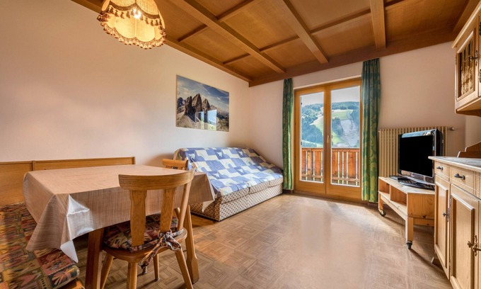 Mareo Apartment | Holiday Apartment "Ciasa La Palsa 4" with Mountain View, Balcony & Wi-Fi